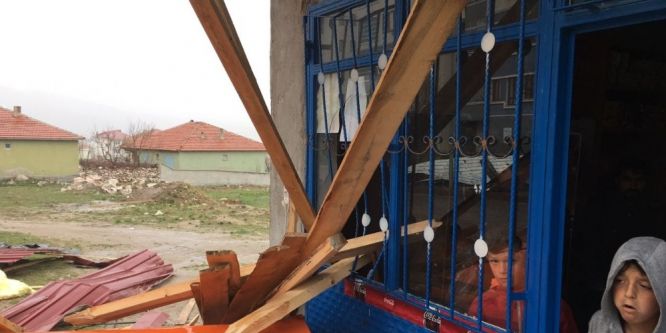 Yozgat’ta şiddetli rüzgar çatıları uçurdu