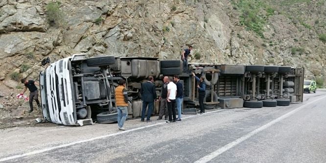 Yüksekova yolunda TIR devrildi: 1 yaralı