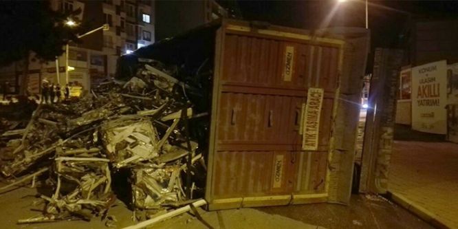 Hurda alüminyum yüklü TIR devrildi: 1 yaralı