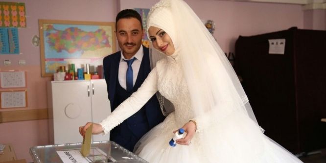 Gelin-damat birlikte oy kullandı