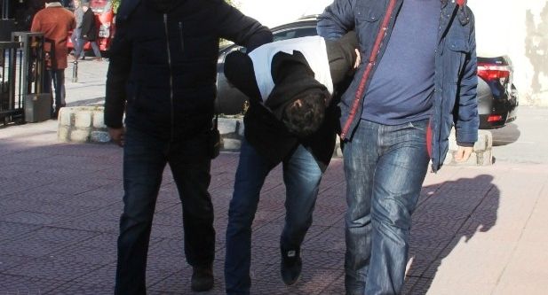 Silahlı soyguncular yakayı ele verdi