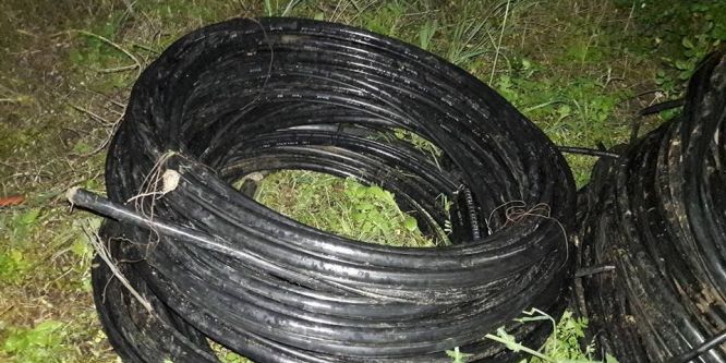 Kablo hırsızları köylüleri canından bezdirdi