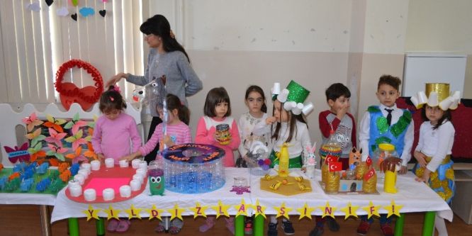 Minik öğrencilerden geri dönüşüm sergisi