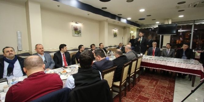 Emekliye ayrılan başkan yardımcısına veda yemeği