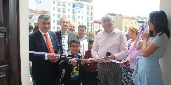 Ortaokul öğrencilerinin yıl sonu sergisi açıldı