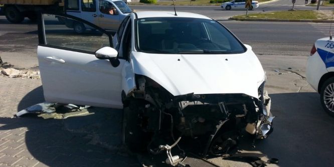 Öğrenci servisi ile otomobil çarpıştı: 1 yaralı