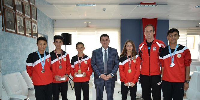 Atletizmde dereceye giren sporculara madalyaları verildi