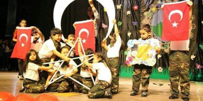 Miniklerin gösterisinde 15 Temmuz vurgusu