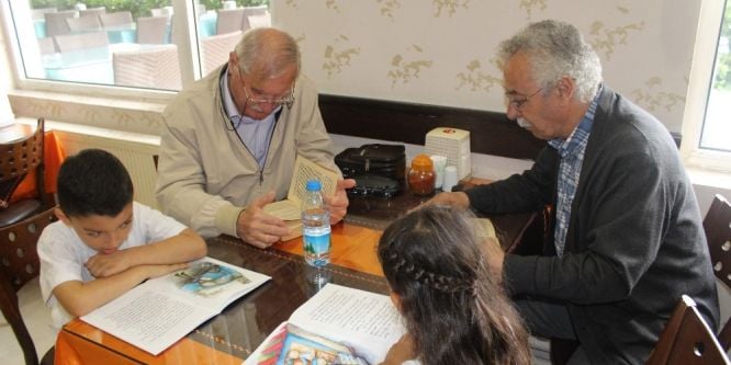 Minik öğrenciler emekli öğretmenlerle kitap okudu