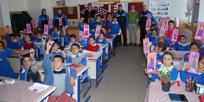 Silahı teslim eden çocuklara araba ve bebek verildi