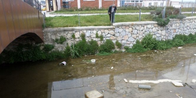 Güzelyalı’da dere kirliliği