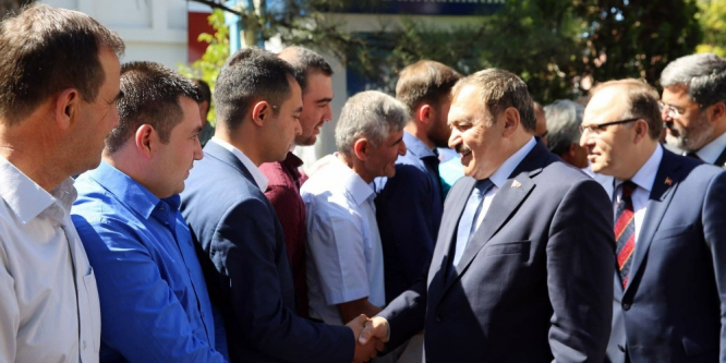 Bakan Eroğlu’ndan, trafik yol uygulamasında polis ve jandarmaya eşlik etti