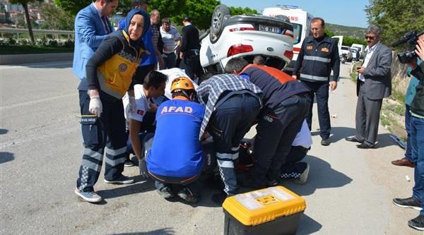 Kamyonetle lüks araç çarpıştı: 4 yaralı