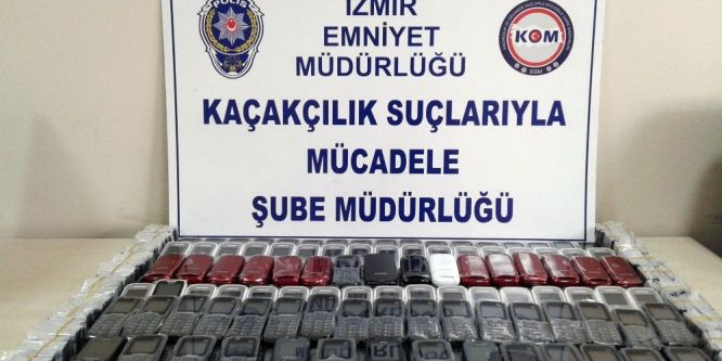 İzmir’de 115 adet gümrük kaçağı cep telefonu yakalandı