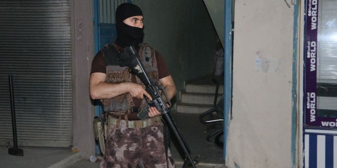 Adana’da husumetli ailelere gece vakti baskın