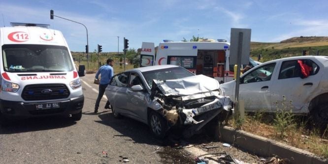 İki otomobil çarpıştı: 4 yaralı