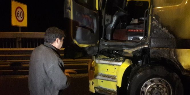 Palet yüklü tırda seyir halindeyken yangın çıktı