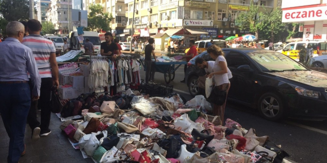 Kaldırımlarda bayram kalabalığı