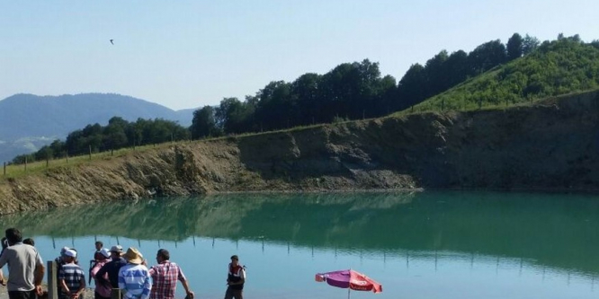 Serinlemek için girdiği gölette boğuldu