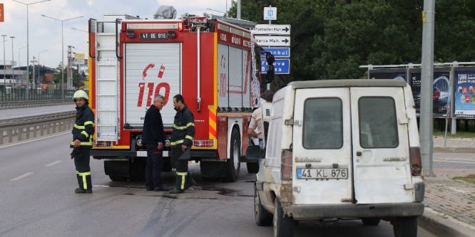 Duman içinde kalan araca itfaiye müdahale etti