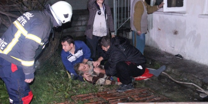 Alevlerin arasına dalıp komşusunu kurtardı