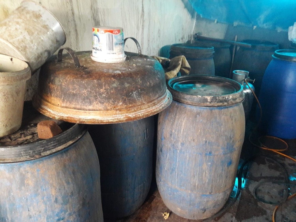 2 bin 310 litre kaçak içki ele geçirildi 
