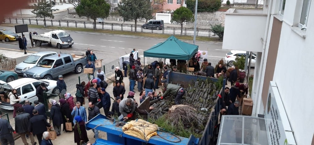 2 bin 500 fidan dağıtıldı 