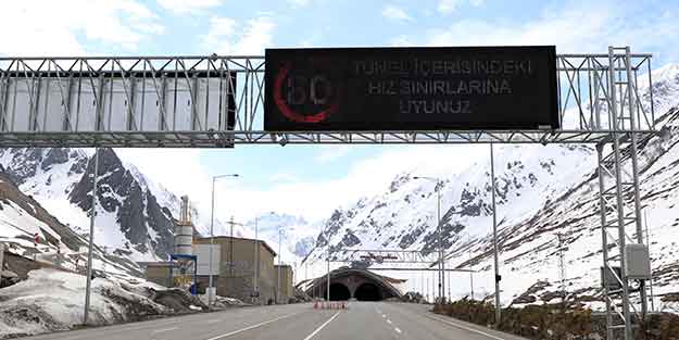 2 bin 640 rakımlı Ovit Dağı geçidinde kar temizliği