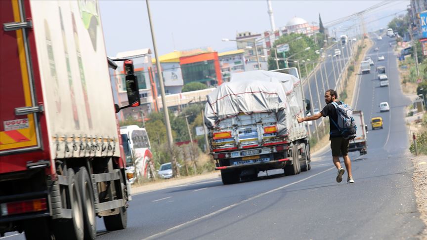 2 bin dolar harcayarak otostopla 27 ülkeyi dolaştı