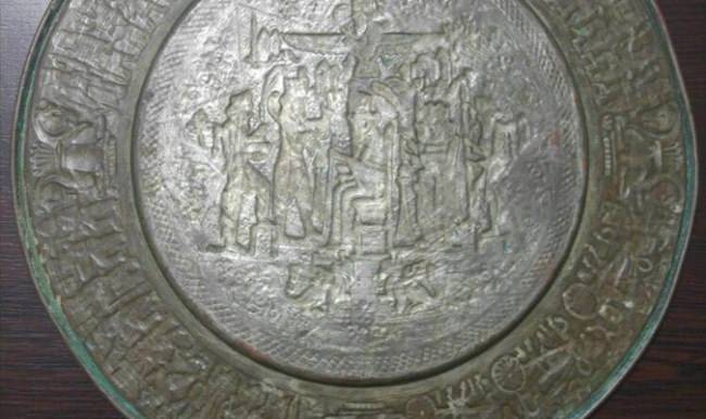 2 bin yıllık metal tabak ele geçirildi
