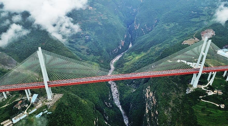 2 dağ arasında çelik köprü... Zengin etmek için mi yapılmış?! Müteahhitlere amma da para yedirmişler (!)