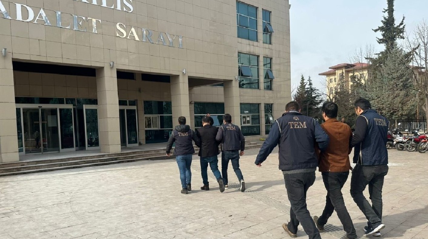 2 DEAŞ şüphelisi enselendi