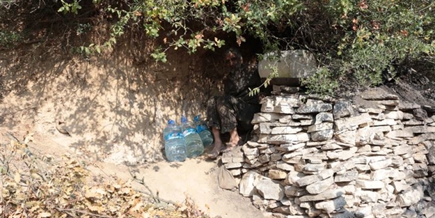 2 dil bilen vatandaş 40 yıldır mağarada yaşıyor