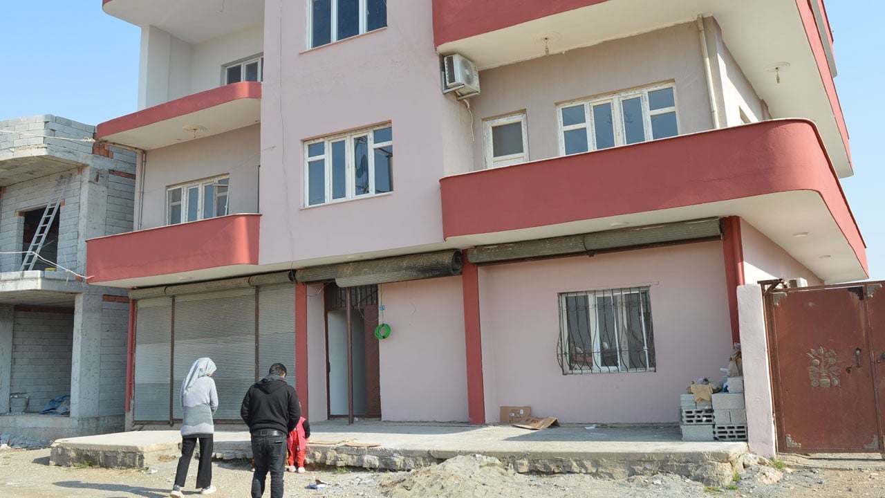 2 evlatlarını yangında kaybettiler! Acılı aile hırsızların hedefi oldu