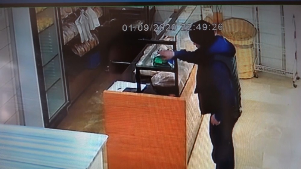2 gün bedava ekmek istedi, 3. gün sadaka kutusunu böyle çaldı 