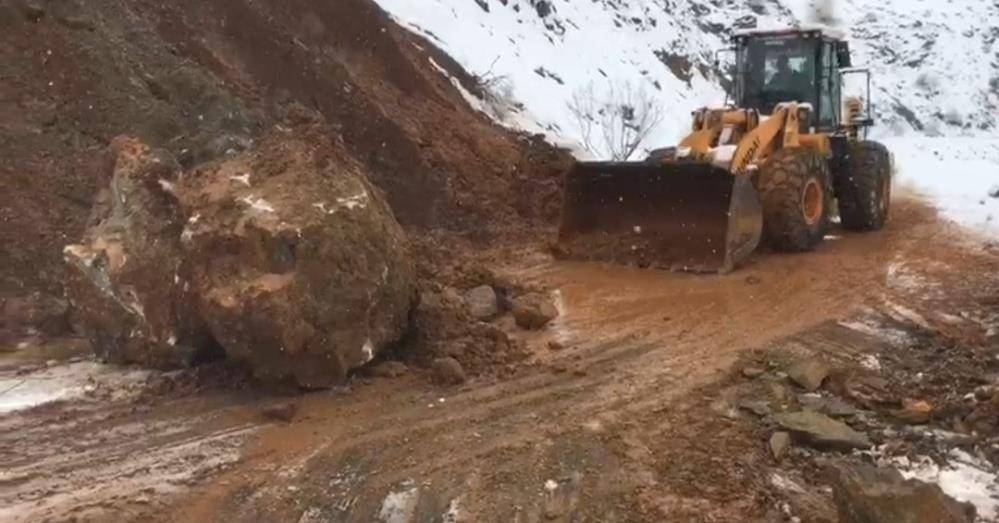 2 gündür aynı bölgeye dev kayalar düşüyor!
