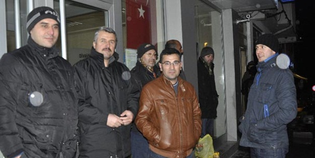 2 gündür banka önünde bekliyorlar!