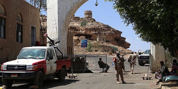 2 havalimanını ele geçirdiler