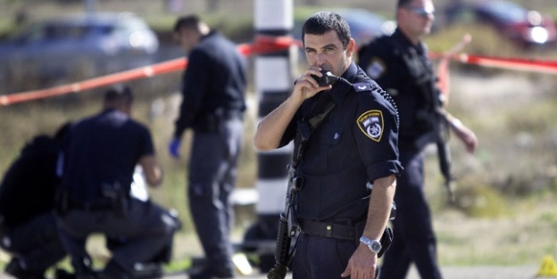 2 İsrail polisi bıçaklandı