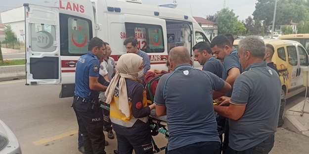 2 kargo çalışanı kamyonetten düştü