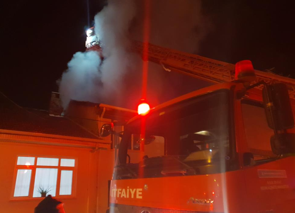 2 katlı ahşap bina alev alev yandı