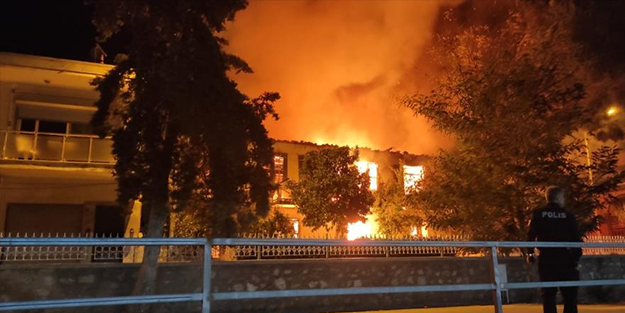 2 katlı bina küle döndü