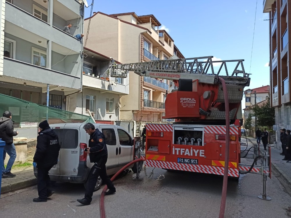 2 katlı binada çıkan yangın paniğe neden oldu 