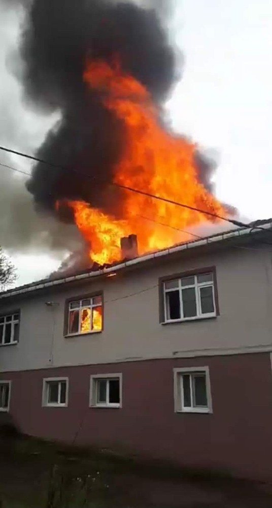 2 katlı evde çıkan yangın korkuttu 