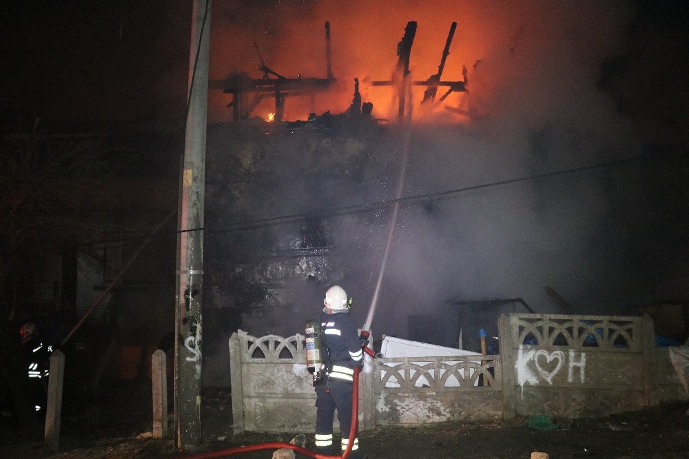 2 katlı kullanılmayan bina alev alev yandı 