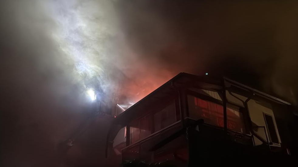  2 katlı villanın çatısı alev alev yandı