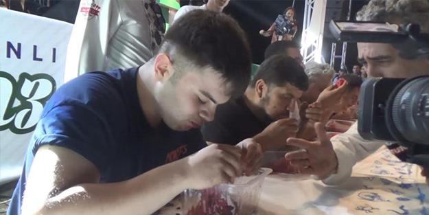 2 kilo karpuz yiyene bir altın