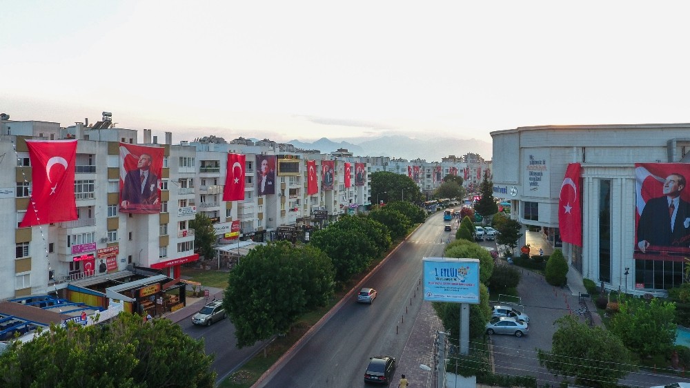 2 kilometrelik cadde 30 Ağustos için dev bayraklarla donatıldı 