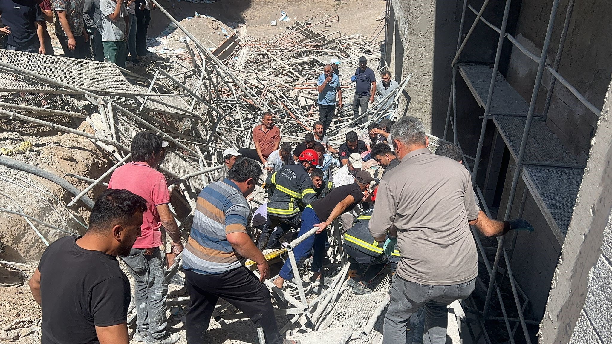 2 kişinin ölümüne neden olan inşaat sahibi ve şantiye şefi gözaltına alındı