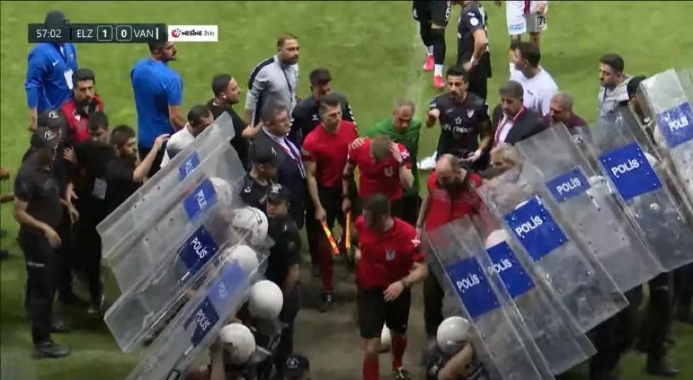 2. Lig maçında büyük olay! Hakem yaralandı, karşılaşma tatil edildi